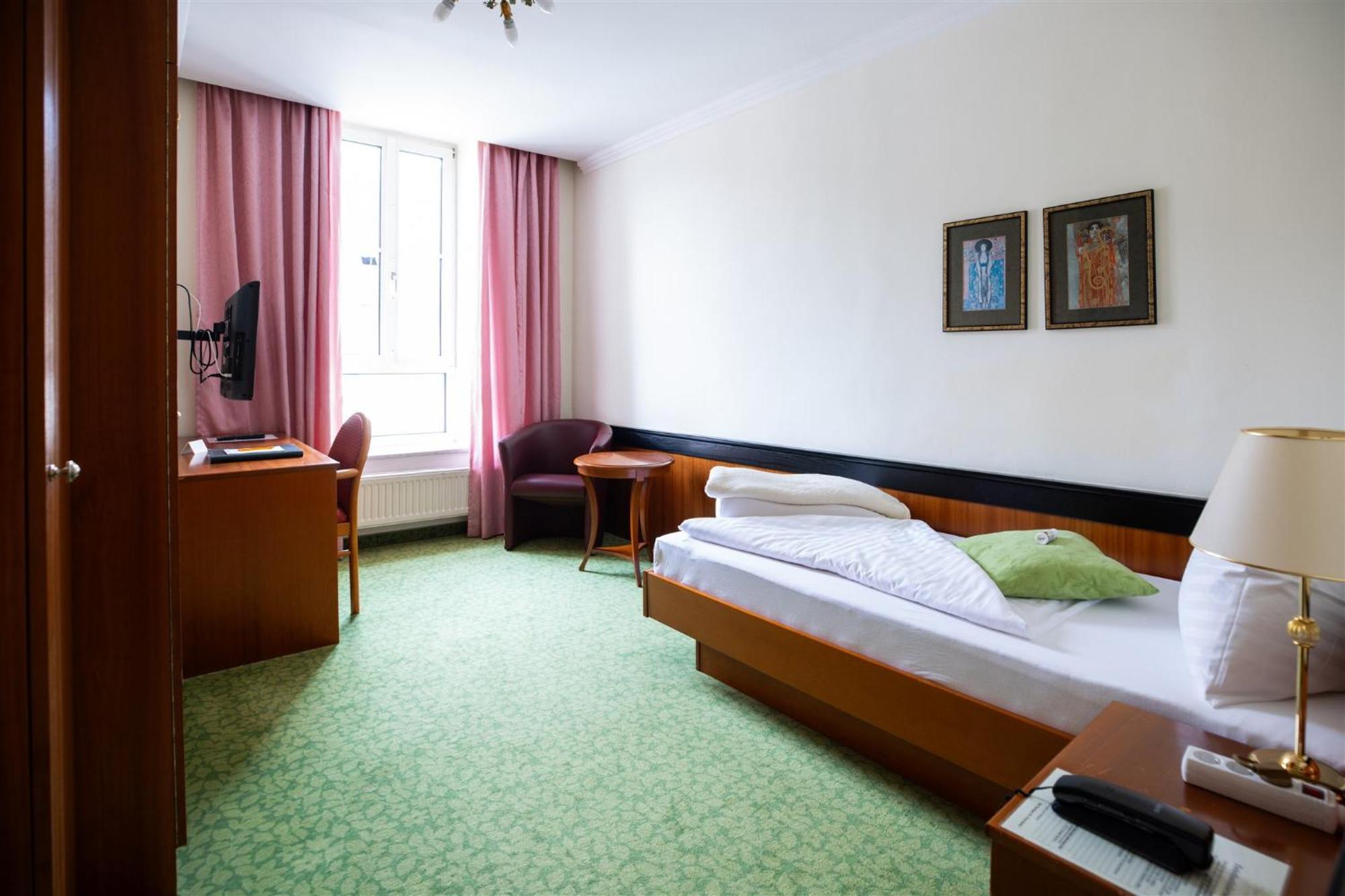 Kurhaus Dr. Petershofer Hotel Wolfsegg am Hausruck Exterior photo